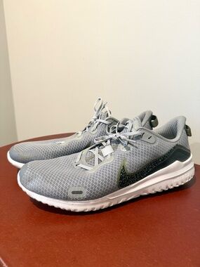 Nike Men’s Renew Ride Light Gray Sneakers with Black Swoosh size 12